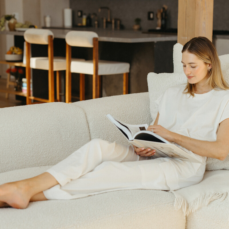 Sanne Vloet reading wearing white t-shirt.